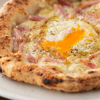 毎日手作りのオリジナル生地を使用する本格派「ナポリピッツァ」