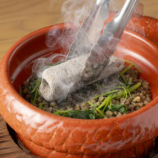 【炭焼き】旨さの決め手はこれ。筑前備長炭を贅沢に。