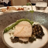 フランス料理 アジュール(ヨコハマ グランド インターコンチネンタル ホテル) - カンパチのポワレと夏野菜、オリーブとバジルのタプナード