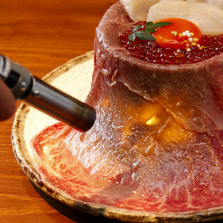 SNSで話題沸騰！黒毛和牛の旨味を閉じ込めた和牛火山を満喫