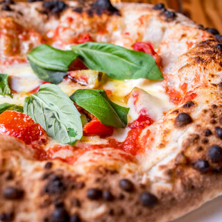 薪焼き石窯で焼きあげる本格ピッツァ