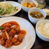 中国料理 安記 - 日替り定食(税込880円)
①揚げ鶏&人参&玉葱&ピーマン、甘酢餡掛け②麻婆豆腐《ランチバイキング》③野菜サラダ(赤縮緬萵苣&千切り甘藍&人参&水菜)④白ご飯⑤中華スープ⑥杏仁豆腐⑦ゼリー