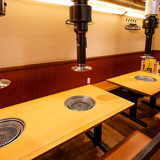木目調の落ち着いた空間は、お一人様から各種宴会まで対応可能◎