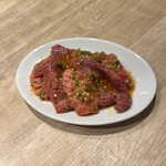 焼肉 はっち - 赤肉の切り落とし青唐