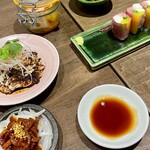 チュウノジョウ ハナレ - 黒酢ピクルス、砂肝ザーサイ、四川よだれ鶏、牛タンジャ、トロたく生春巻き