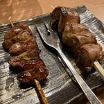 居酒茶屋 鑪 - 左は友人の頼んだハツ。白レバーはやや臭みを感じた。わりとしっかり焼き