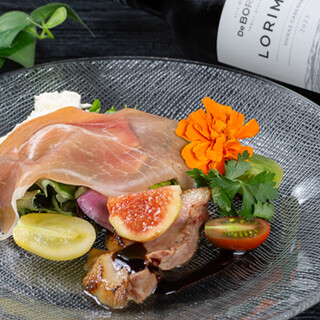 新鮮な地物をご用意。洋食を中心としたオリジナルメニューを堪能