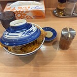 夜来香食堂 - 幻のハーフカツ丼、漬物、七味唐辛子