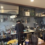 まるすい - 平日はマスター1人で厨房に。清潔に保たれてます。