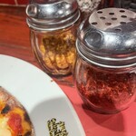 イル・キャンティ - 使わなかったが、辛味はホットペッパーで自身で調整。もう一瓶はオレガノ？