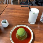UNITY CAFE - 濃い宇治抹茶のプリンアフォガート 900円、桃のスムージー 800円（いずれも税込）