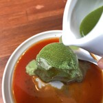 UNITY CAFE - 半分位食べ終わったところで抹茶ソースを投入