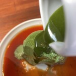 UNITY CAFE - 抹茶アイスの上から抹茶ソースを掛けます