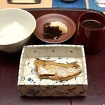徳ㇵ本也 - ・京丹後市産 ハタハタの炭焼き
      ・土鍋炊きご飯、香の物、モズクの赤出汁