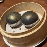 御宝軒 - カスタード竹炭饅頭　金粉