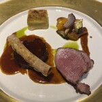 リョウリヤ ステファン パンテル - フランス産子羊ロースとバラ肉のロールドライフルーツとアフリカンスパイスの春巻きをのせて。大原の焼き野菜、ポレンタ