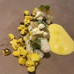 リョウリヤ ステファン パンテル - ハモのゆびき、焼きなす
      発酵クリームとコーンのソース、大原のとうもろこし。燻製オリーブオイル