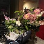 リョウリヤ ステファン パンテル - 入り口カウンターに飾られた花