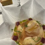 リョウリヤ ステファン パンテル - 和歌山産のフレッシュな桃と軽く炊いた桃の組み合わせ　フランス産赤桃、グラニテ、レモンピール　バジルとバジルソース　ガトーナンテ