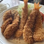 とわいらいと - ◆シーフードミックスフライ〈中〉
      　・ホタテ（1個）
      　・エビ（3本）
      　・カキ（2個）
      　・シャケ（1切）※アジでも可
      　2,100円（税込）