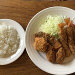 とわいらいと - ◆シーフードミックスフライ〈中〉
      　・ホタテ（1個）
      　・エビ（3本）
      　・カキ（2個）
      　・シャケ（1切）※アジでも可
      　2,100円（税込）