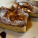 楽時屋 - メープルシロップを回しかける。