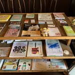 楽時屋 - 右側には色んなチラシが。