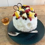 かき氷専門店 ウミナゴミ - 季節のフルーツみるく金時