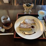 楽時屋 - フレンチトーストにアイスコーヒーをセットしたよ。