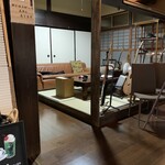 楽時屋 - ギターの並ぶ和室。店主さん、ずっとここにいらっしゃったので、ほぼ放置プレーでした。