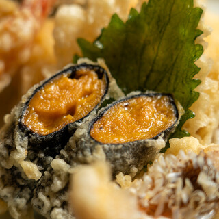 活きのよさにこだわった旬の食材を、特別誂えの胡麻油で揚げる