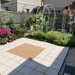 楽時屋 - お勝手かな、裏口から出たお庭。