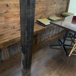 楽時屋 - 座席下の板、昔からのものを使っているのかを聞いたら、ここは古民家風に寄せて作ったものらしい。溶け込んでるよね。
