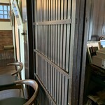 楽時屋 - 土間との仕切り戸。