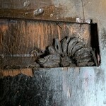 楽時屋 - その前の柱に見つけたんだけど。横木を外した溝部分なんだけど、彫刻みたいだよね。