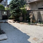 楽時屋 - 石燈籠もあるね。そう言えば、中身。の実家の池の横にもあったな…。