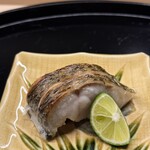 鮓 錦の秋 - アカムツ炙り　酢橘