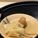 鮓 錦の秋 - ガリ、梅干し