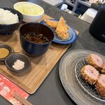 とんかつ ふじ井 - キャベツの隣がささみカツです