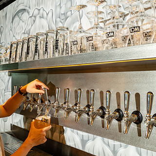 最大20種！自社醸造のクラフトビールが自慢。飲み比べもOK