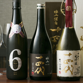 季節の日本酒は希少銘柄常時15種類、焼酎も種類豊富にご用意