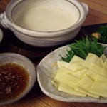 Bushoudainingukobushi - 湯葉しゃぶを楽しんだあと、にがりを入れておぼろ豆腐が作れるこの鍋が、常連さんの間で密かな人気