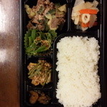 ポポット - 本日のメインは牛肉とゴーヤ、キャベツ、ナスの炒めもの！副菜のインゲンと厚揚げのそぼろあんもサイコー☆そしてバランス良く根菜の酢の物、じゃこピーマンの炒め煮。そして自家製ＱちゃんＱ(^o^)Ｑ！
                                