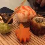 鰻八幡巻　巻海老手鞠鮨　紅葉人参梅煮　銀杏