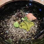 タパス モラキュラーバー - つぶ貝とアボカドディップ、右上の殻も食べれる