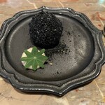 316205527 - 黒トリュフのコロッケを探し出す