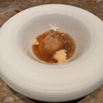 タパス モラキュラーバー - 玉ねぎに見える中にはチーズが充填されており、下にはウニが敷かれているオニオングラタンスープ