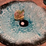 タパス モラキュラーバー - 白身の魚をマリネしておき、それをサービスする直前に瞬間的に燻製にして、炙ったイカを載せて。