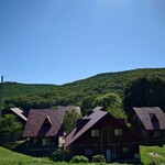 平庭山荘 - 大浴場を備える本館とバンガローがあり、スキー場直結の立地