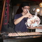 どすこい酒場玉海力 - 店の前では焼き鳥が